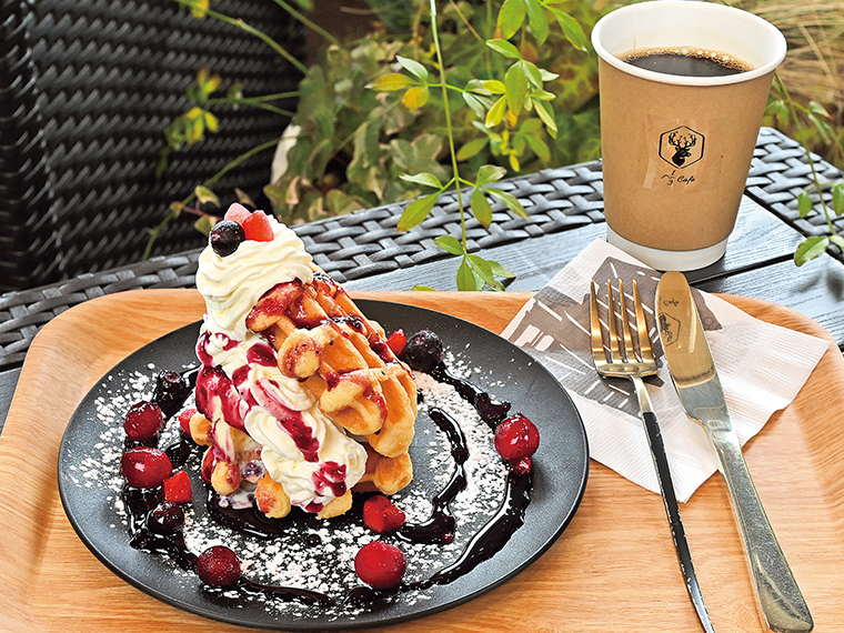 「さざえ堂ワッフル（フローズンベリー）」（1,200円）。トッピングはフローズンベリーまたはチョコバナナから選べる。ハーフサイズ（800円）もあり。香り良いボストンブレンドの「ホットコーヒー」（550円）と合う