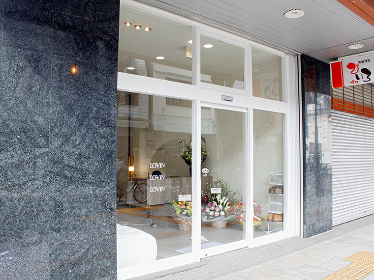 福島市置賜町の「ユタカビル」1階。開放感のあるガラス戸と「LOVIN」の文字が目印