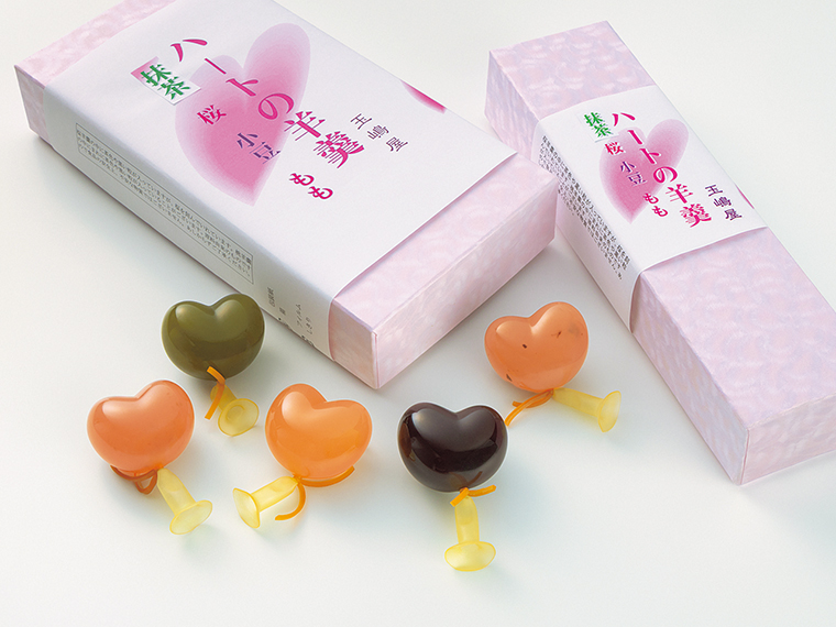 「ハートの羊羹（抹茶、桜、小豆、もも）」（5個入り1,478円～）。つまようじで突くとツルリとゴムがむける、遊び心あふれる一品