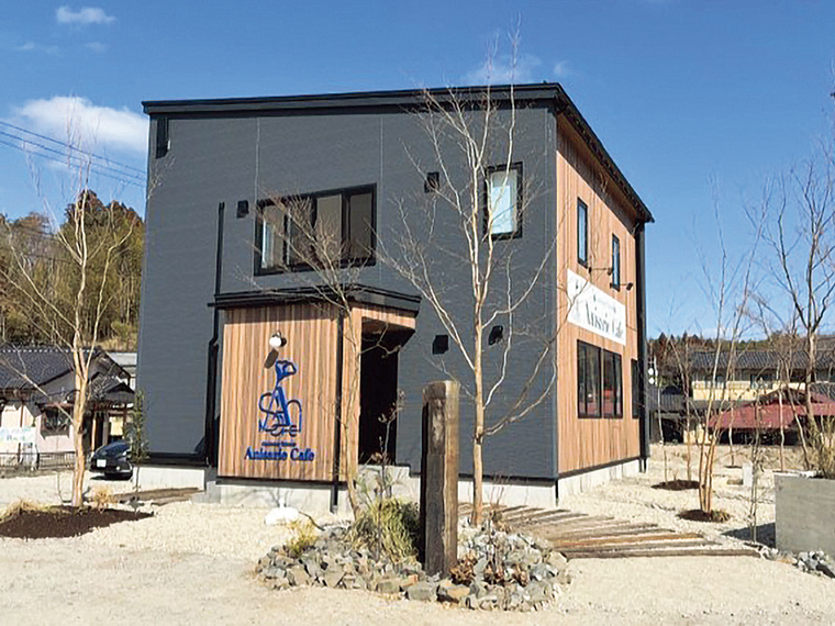 深い青を基調とした外観。国道からもアクセスしやすい立地