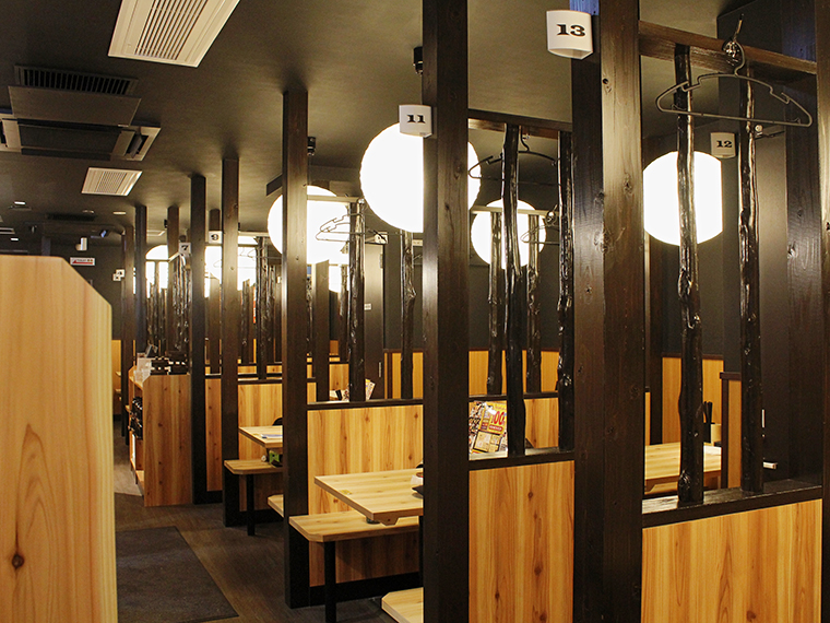 カウンター席は9席、テーブル席は74席。団体での利用ができるのもうれしいポイントだ