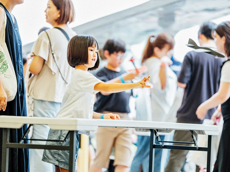 紙飛行機キット作成の様子