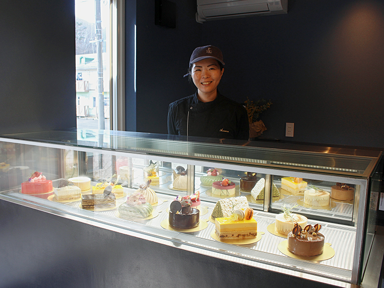 「日々の息抜きや非日常を味わいたい時に、気軽に立ち寄ってほしい」と話すオーナーの穂積淳子さん。菓子製造25年のキャリアを持ち、福島県内の専門学校で講師も務めている
