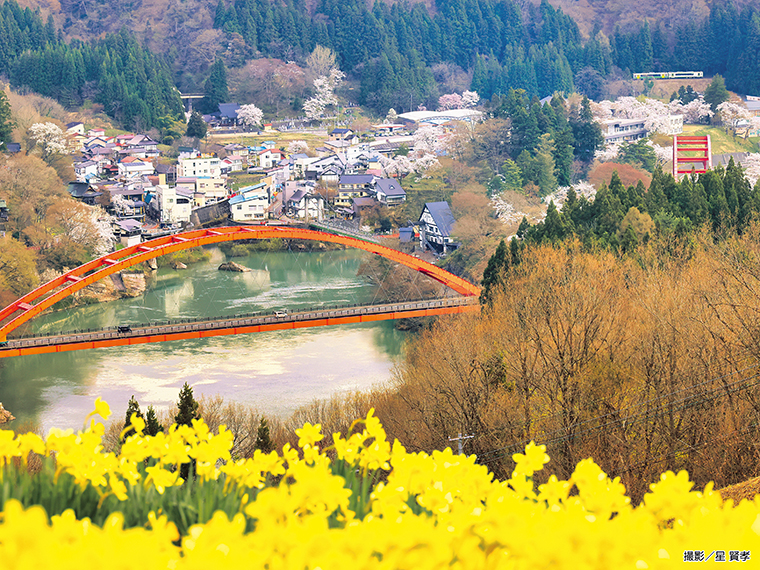 【赤いアーチの柳津橋と瑞光橋（河沼郡柳津町小椿地内）※2024年4月中旬撮影】［撮影機種：Canon EOS R5、手持ち撮影、絞り優先、シャッター速度1／60、F11、推奨レンズ24-105mm］