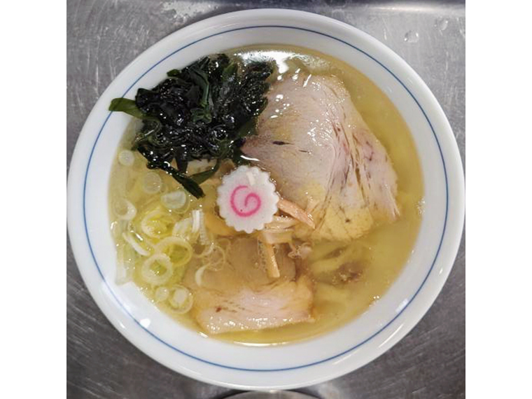 「黄金の塩そば」（900円）。親鳥の強いコクと味わいの深さが特長。手打ちの太麺と中太縮れ麺から選べるので、好みに合わせて味わおう