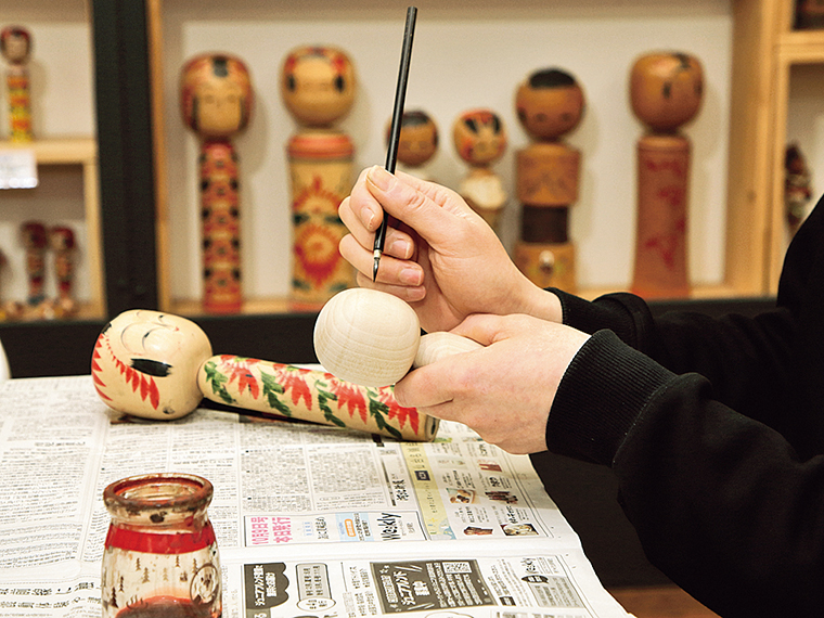 「みやぎ蔵王こけし館」は全国の伝統こけしと木地玩具5,500点を展示している。こけしの絵付け体験（要予約）もおすすめ