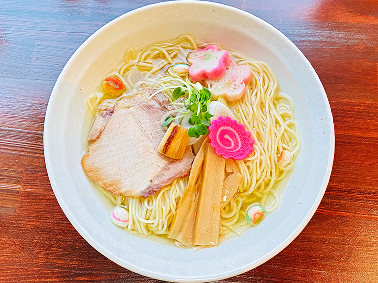 北海道産の昆布や貝柱でダシを取ったあっさりスープの「れんが塩」（900円）