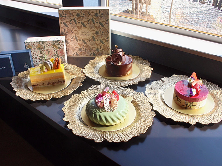 手前から時計回りに「ピスターシュフレーズ」「プラリネシトロン」「エキゾチック」「バニーカシス」（各4号・2,500円～）。ギフト用でケーキのサイズに合わせたラッピング箱も用意する