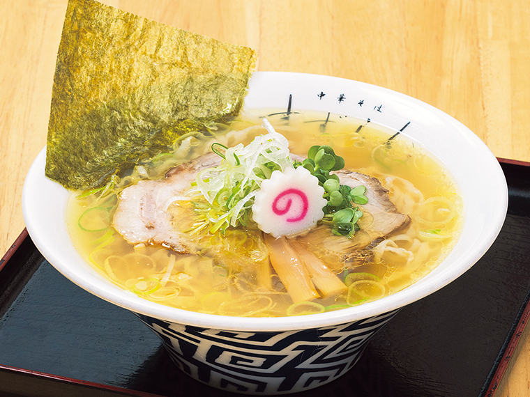 「匠 プレミアム中華そば」（1,100円）。上にのる大ぶりのチャーシューには、国産の肩ロースを使用。3月末頃までの限定トッピング「柚子」（100円）を加えれば、爽やかな香りも楽しめるのでおすすめ