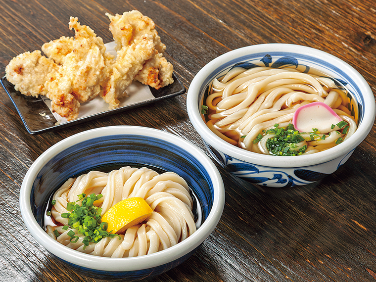 「塩麹かしわ天うどん（温または冷）」（900円）。一番人気のメニュー。塩麹に漬け込んだ鶏肉の天ぷらは柔らかく、いくつでも食べられそう。うどんは冷（左）か温（右）を選べるのもうれしい