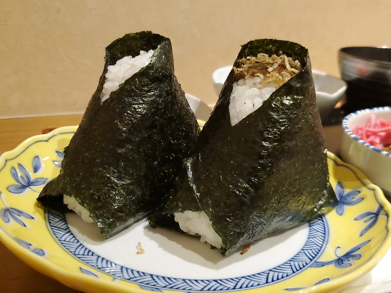 ちりめんのカリッと食感と山椒の爽やかさ。塩むすびの相方選びは訪問の楽しみのひとつ