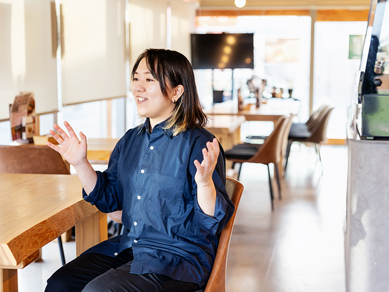 手で大きなカゴを作って由来を説明してくれた池田さん。東日本大震災前から「フルーツの香り漂うロマンの里」と呼ばれている大熊町を体現するようなパニエのコンセプトです