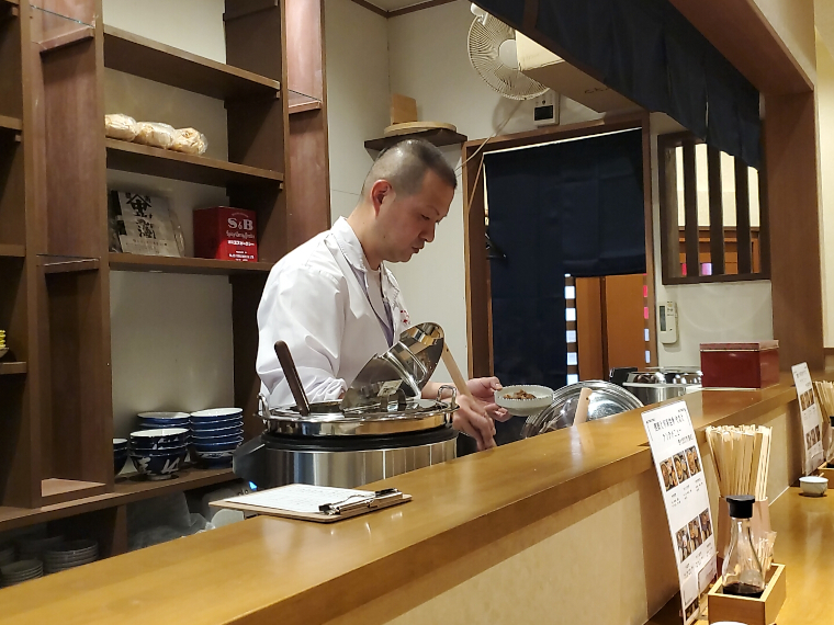 見えないところまで綺麗に手入れされた店内には身だしなみの整った店主