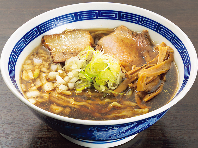 2種類のチャーシューがのる「煮干し中華そば」（1,000円）。トッピングの細切れのタマネギやネギ、メンマの食感が良いアクセントに