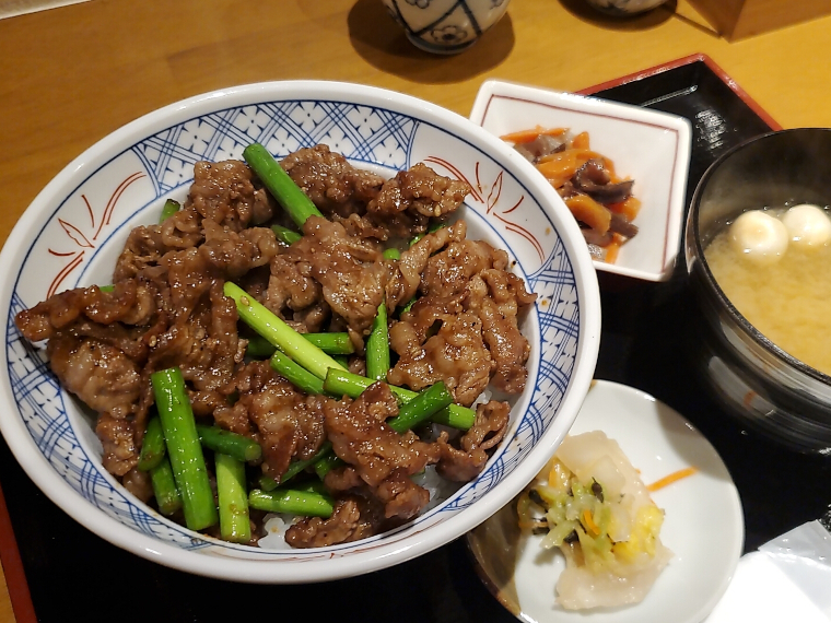 炒める香りが店内に立ち込めるとオーダーの連鎖必須。「牛焼肉定食」は1,200円