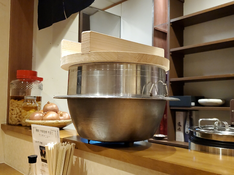 羽釜はもちろん、すべてが磨き上げられた気持ちのよい店内