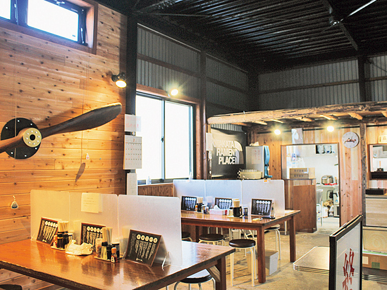 民家の倉庫を改装。天然の木材を使用した温かみのある造り