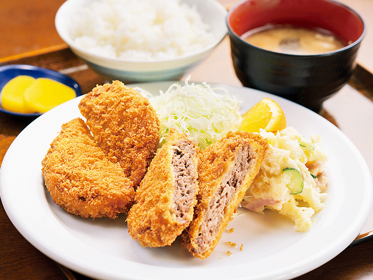 「相馬牛メンチ」（1個300円）。注文してから揚げるので、出来立て熱々！写真は「べこや」定食