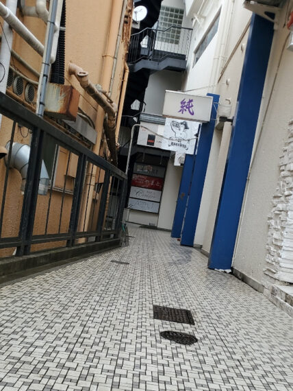 『やまと』さんへ向かう通路はここから