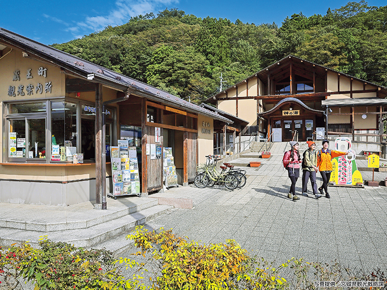 共同浴場「神の湯」脇には、無料の「足湯」が併設されていて、オルレの疲れを癒やしてくれる。温泉街の中には、共同浴場、温泉旅館・ホテル、 お土産店や飲食店が立ち並ぶ