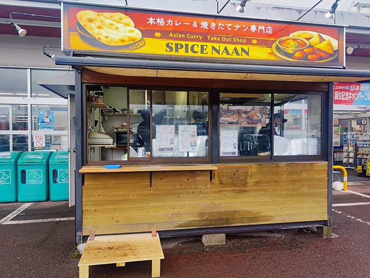 「いちい　飯坂店」の入口前に店を構える。買い物と併せて立ち寄れるのがうれしい