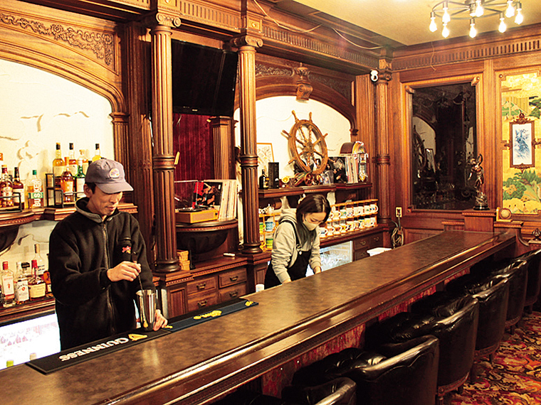 昼はカフェ、夜はバーとして楽しめる。通し営業なのも魅力