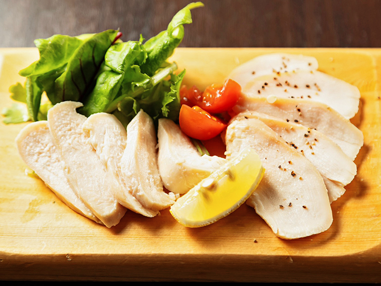 様々な酒に合う、オーナーおすすめの「とりハム」（440円）