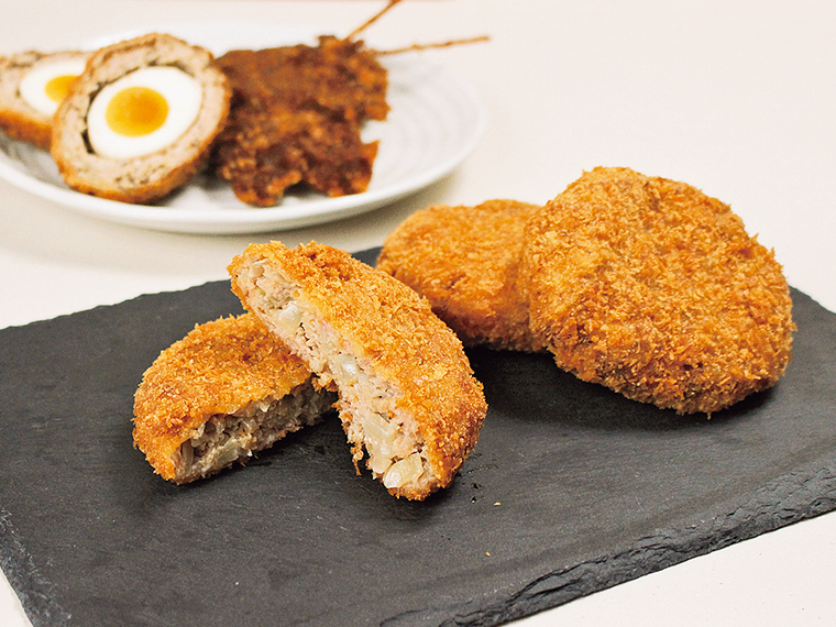 手前が「特製メンチカツ」（1個162円）。新鮮な豚レバーを揚げて特製ダレにつけた「レバー串」（1本108円）や「スコッチエッグ」（270円）も人気