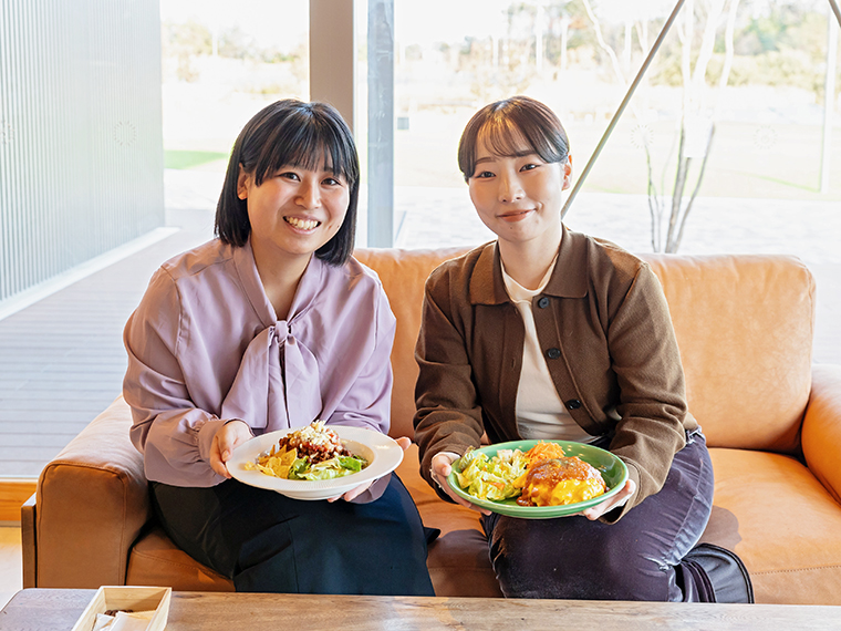 あーちゃんはスパイシーな「タコライス」を、あんちゃんは華やかな「オムライス」をチョイス