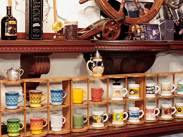 選べるカップの一部が店内に並んでいる