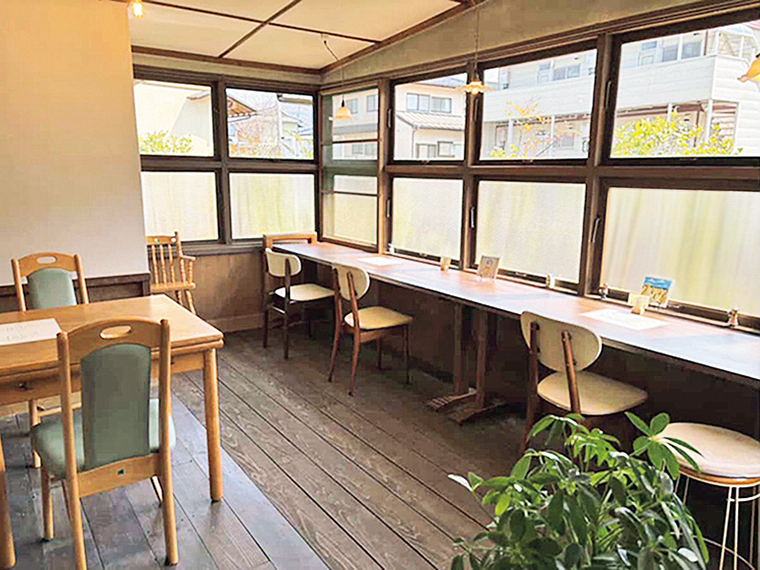古民家を改装した店舗。間接照明の温かい雰囲気で客を迎える