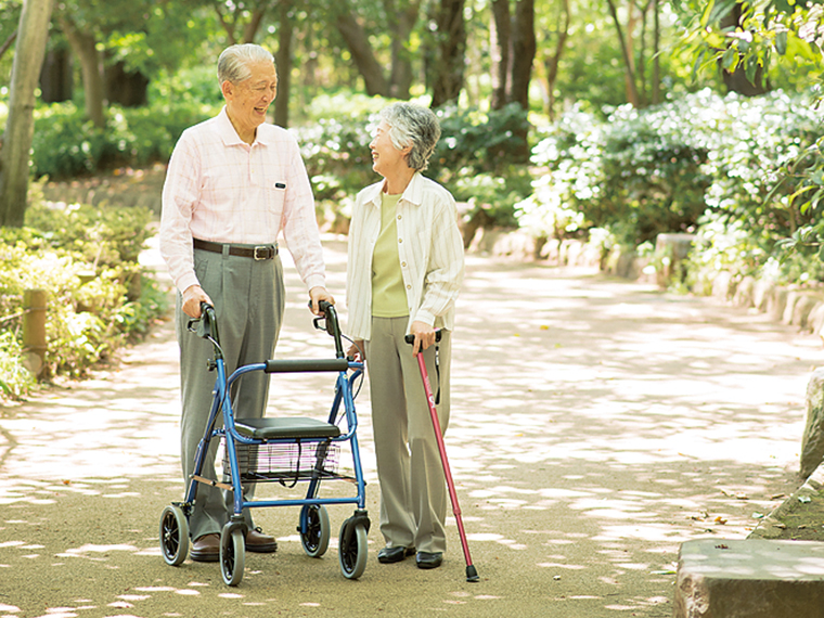 転倒が心配で外出を控えると、筋力が低下し、体の衰えにつながるという。ハッピーケアでは、1人ひとりに合った杖や歩行用具選びをサポートし、正しい使い方まで丁寧に指導。また、介護保険利用で、杖1本（100円～）からレンタル可能だ