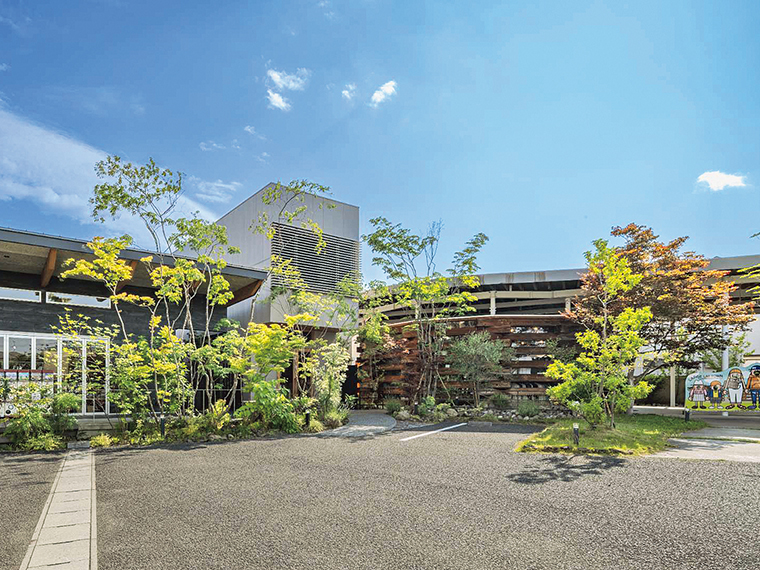 店舗やオフィスなどの外構にも対応。福島市野田町の人気セレクトショップ「LARGE LAB TOWN」の外構も同社が手掛けたもの　