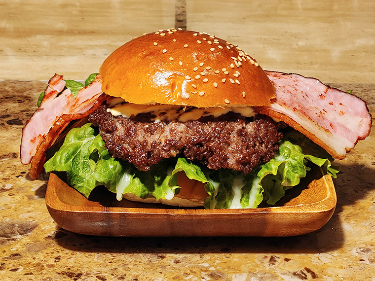 思わずかぶりつきたくなる「ハワイアンバーガー（ビーフ）」（900円）