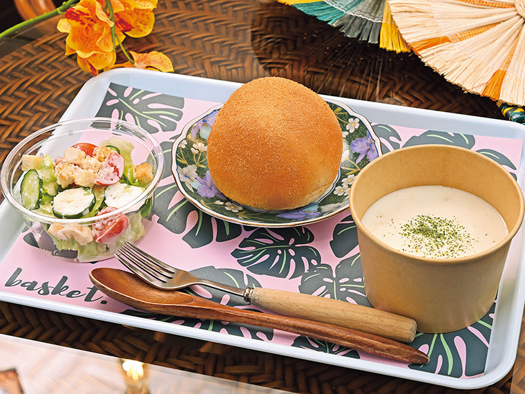 「クラムチャウダーセット」（825円）［提供時間／終日］パンデサル、シーザーサラダ、クラムチャウダー