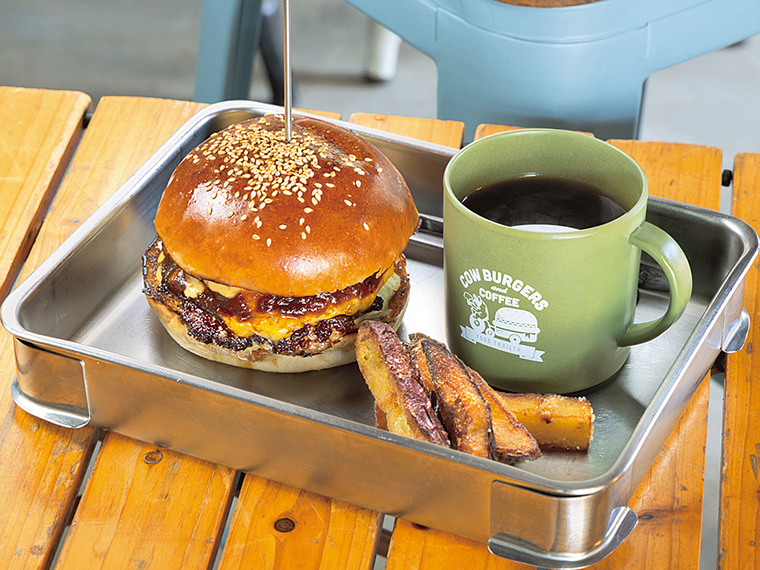 「2種のCHEESEBURGER（フライドフード付き）」（1,485円）。全バーガーにフライドフードが付く。写真は、バーガーに「コーヒー」（495円）をプラスしたセット