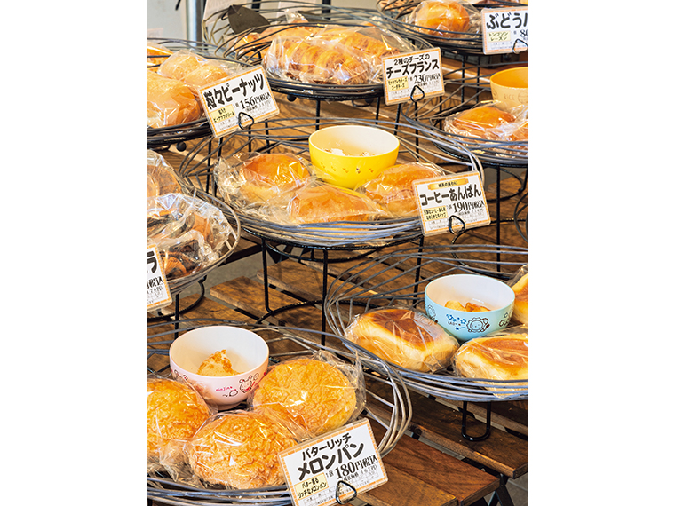 光が差し込む明るい店内には食パン、菓子パン、総菜パンなど多種多彩なパンが並ぶ。パンの試食があるのもうれしい