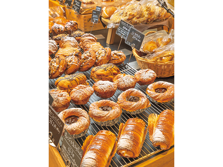 何種類もの生地を使い分け、客が飽きないように季節限定商品を取り揃える。デニッシュはコーヒーにぴったり