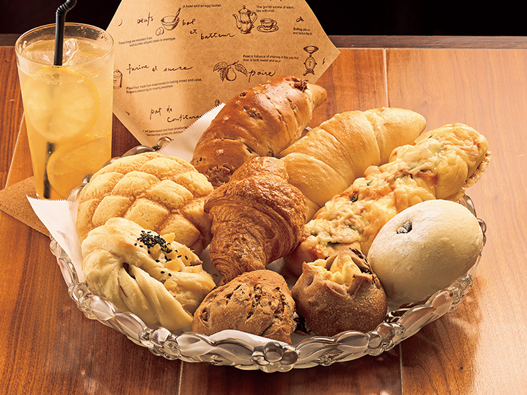 スタッフが楽しみながら新メニューを開発。総菜系もスイーツ系パンも季節で入れ替わるので、いつ訪れてもわくわくする新しい出合いがある