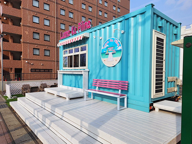 ハワイをイメージしたターコイズブルーとピンクが魅力的な外観