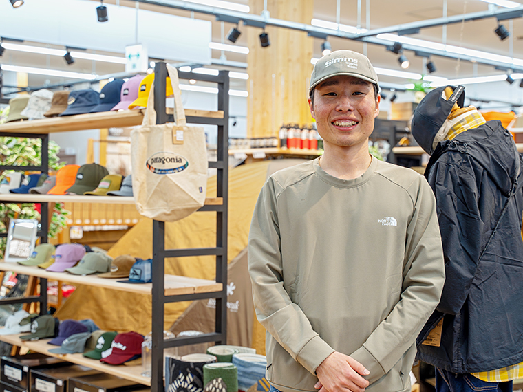店長の倉兼さん。自身もフライフィッシング、キャンプ、登山など幅広くアウトドアを楽しむ