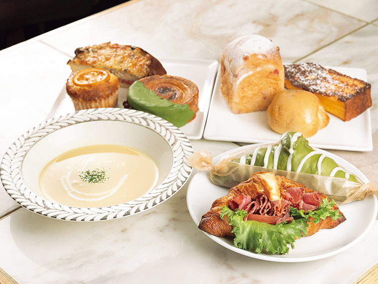 「お好きなパン食べ放題」（1,600円）［提供時間／11：00～14：00］メイン2種類にプラスしてハーフサイズのパンが食べ放題に。コーンスープが付く