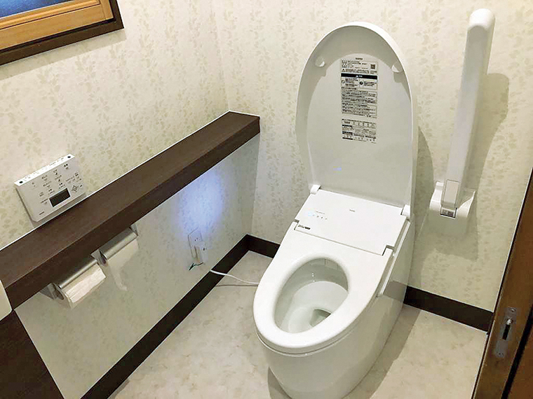 温水洗浄便座付き、ふた自動開閉、水も自動に流れる。クロスも張替え一新！