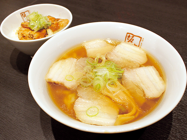 喜多方ラーメン」（890円）と、自慢のチャーシューが味わえる「炙り焼豚ご飯」（370円）
