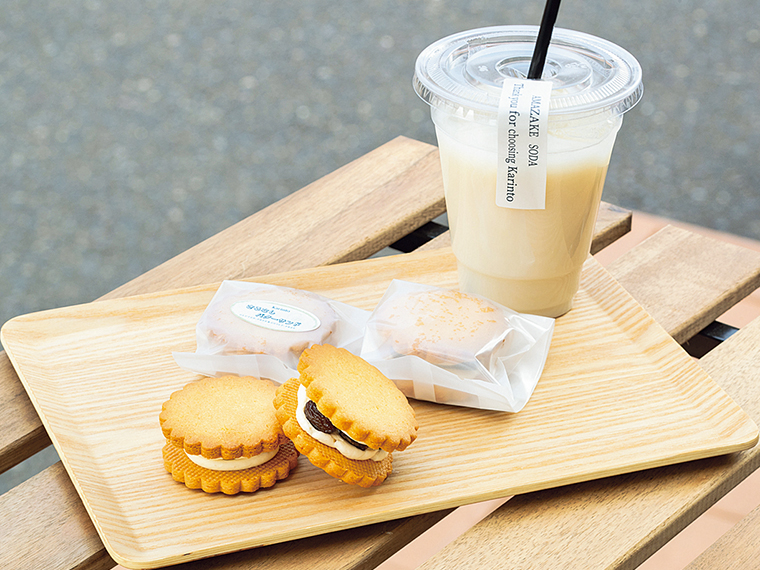 左手前から「さるなしバターサンド」（280円）、「大人のラムレーズンバターサンド」（320円）、米麹×酒粕でなめらかな「冷やし甘酒」（300円）