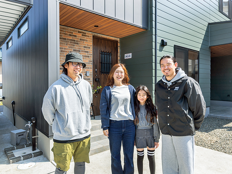 代表の大塚さん（左）と施主ご家族。相談から施工まで丁寧に対応する