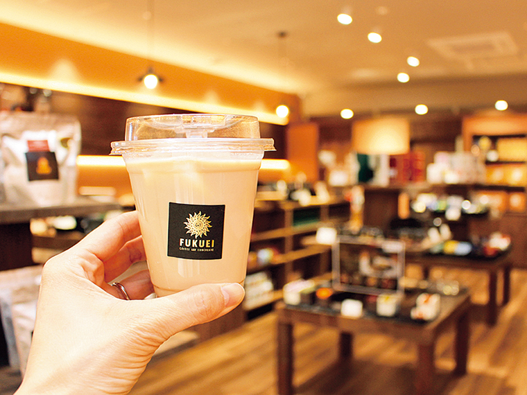 ビーントゥバーチョコレートを作る際に出る、カカオ豆の殻を用いた「カカオミルクティー」（550円）