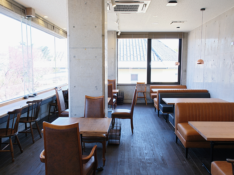 窓から白河小峰城跡が眺められる、2階のカフェスペース