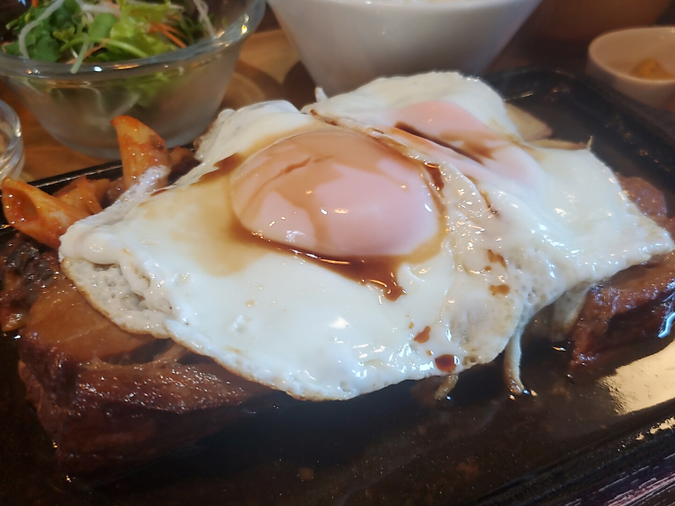 ジャンボな角煮を覆い隠す目玉焼きダブル
