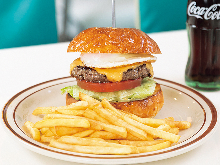 「テリヤキエッグチーズバーガー（フライドポテト付き）」（1,480円）。福島牛100％のオリジナルパティと自家製テリヤキソースの相性が抜群。熱々のフライドポテトをたっぷり添えて